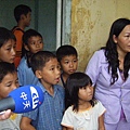 越南孤兒院院長和孩童