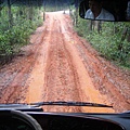 泥濘道路帶我們通往越南貧困世界