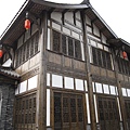 窄巷內建築