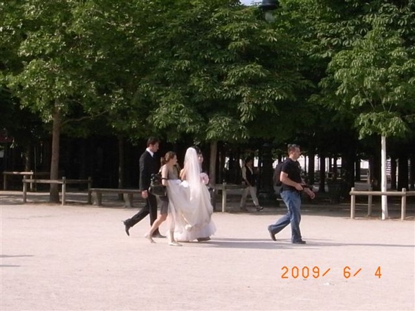 D834公園有人拍婚紗.JPG D834公園有人拍婚紗.JPG