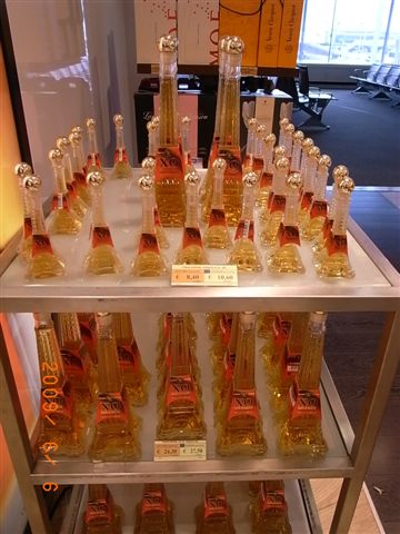 R530機場免稅商店賣的巴黎鐵塔酒.JPG R530機場免稅商店賣的巴黎鐵塔酒.JPG