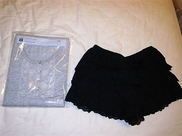 Uniqlo短袖睡衣與路邊買的短內搭褲.JPG Uniqlo短袖睡衣與路邊買的短內搭褲.JPG