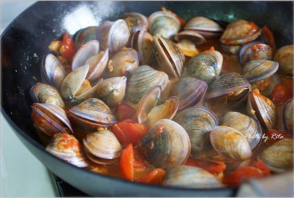 臉紅紅的蛤蠣義大利麵