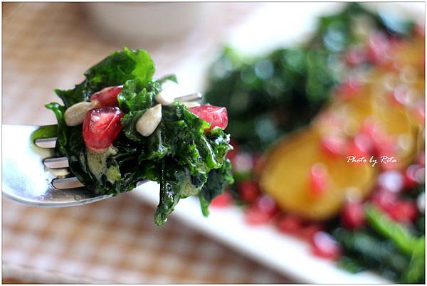 地瓜、石榴籽和羽衣甘藍沙拉