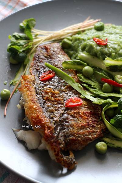 香酥海鱸魚配豌豆薄荷與蘆筍薯泥