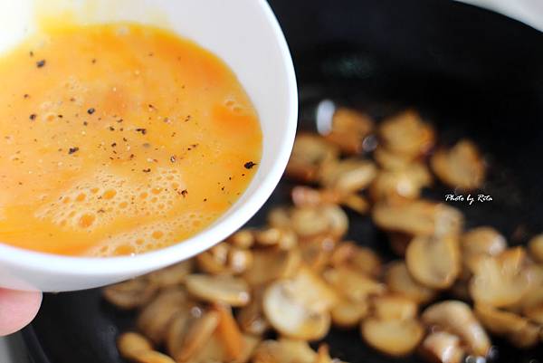 蘑菇與馬麥醬炒蛋