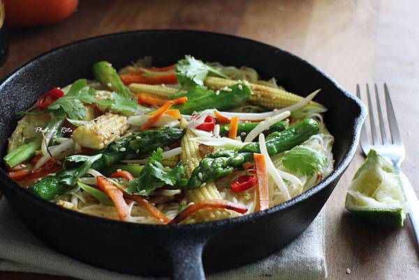 亞洲風味炒蔬菜配酥脆麵線煎