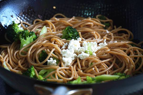 全麥義大利麵：青花菜、辣椒與檸檬