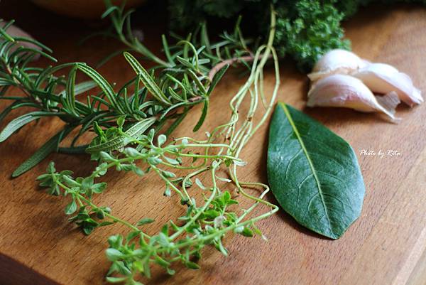 綠意盎然的湯：鷹嘴豆、蔬菜與西班牙臘腸