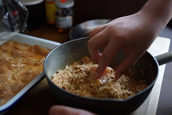 不馬虎雞塊裹紅椒粉與帕瑪森乾酪脆皮