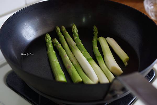 雞肉串佐薄荷豌豆庫斯庫斯與炙燒蘆筍