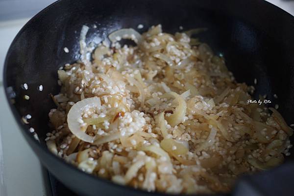 蝦仁茴香燉飯佐酥脆五花培根與辣椒香鬆