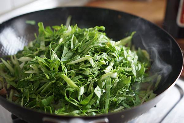 綠油油的燜菜飯