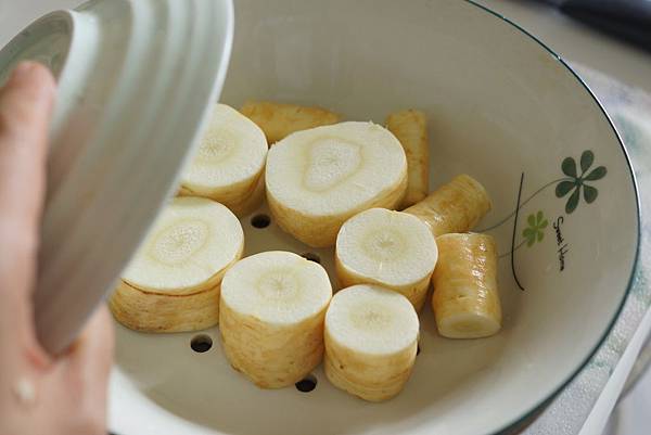 煎牛排佐防風草泥