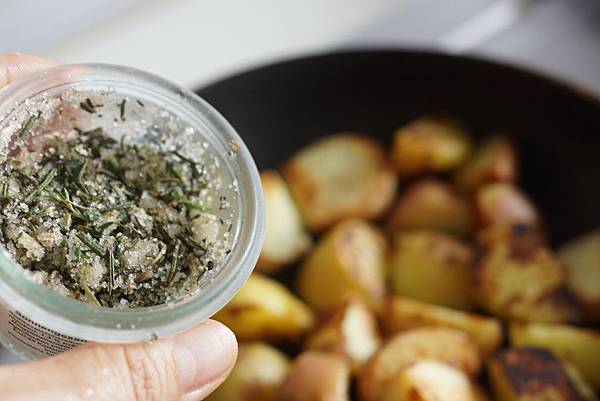 煎牛排佐防風草泥