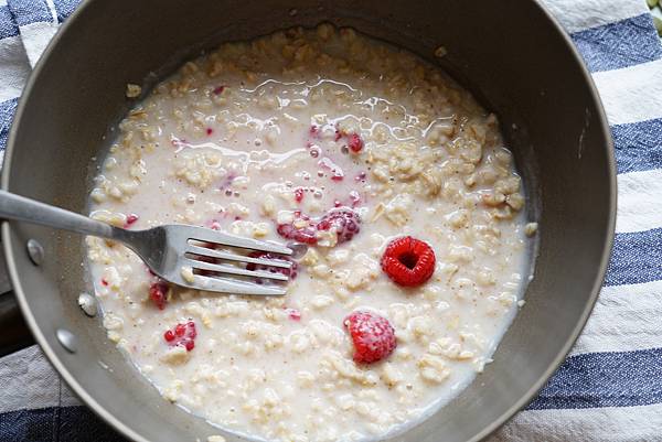蜜煮覆盆子隔夜粥