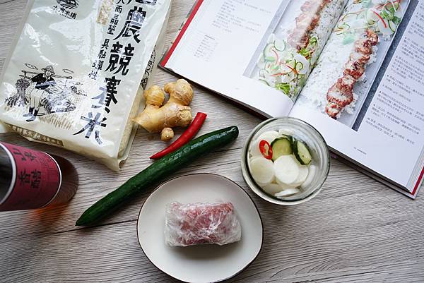 嫩烤豬里肌佐薑味醋飯與淺漬蔬菜