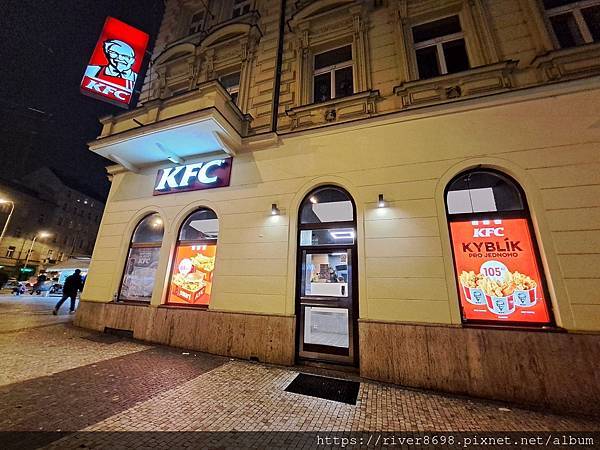 [食記] 捷克 肯德基 薄皮嫩雞、酪梨早餐。麥當勞