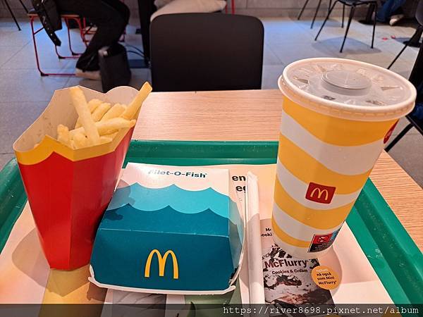 [食記] 挪威 麥當勞 麥香魚的起司片掉出來了套餐