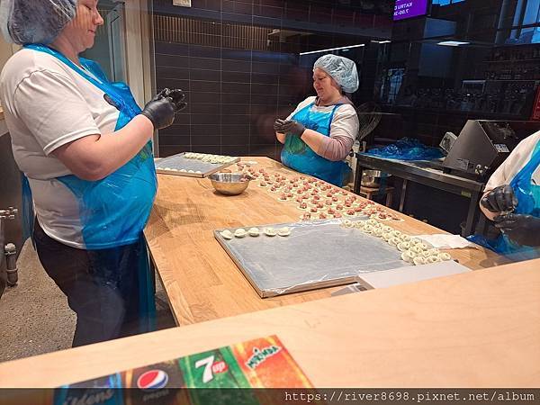 LVA_拉脫維亞里加〝里加中央市場｜東歐水餃好可愛、酸奶醬、