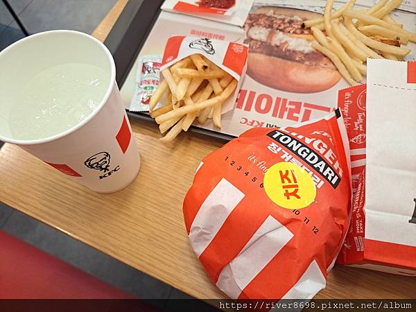 [食記] 韓國肯德基KFC 肉汁薯泥咔啦雞腿堡.雞皮