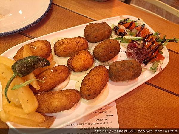 [食記] 西班牙塞維亞Luca's City Bar可樂餅.肉排