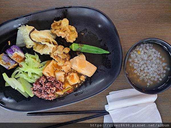 TW_臺灣宜蘭〝素食吃到飽 同心緣素食｜宜蘭火車站旁，素食料
