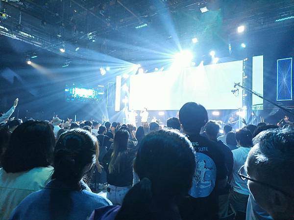 聖靈的觸動:光行俠在敬拜中的靈性覺醒