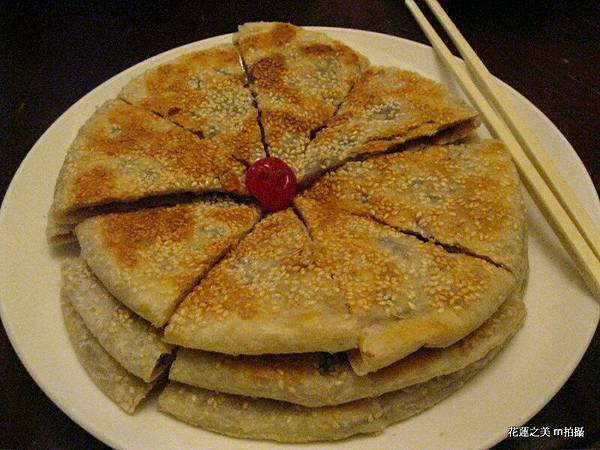 花蓮闔家歡餐館 蔥油餅蘇蘇脆脆的，加上他們的沾醬還真是香脆好吃.JPG