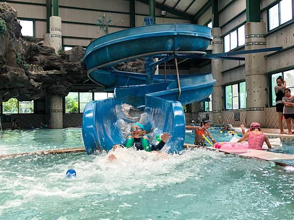 台南歸仁 新嘉年華溫水spa游泳俱樂部專為兒童設計的游泳池還有漂漂河及滑水道大小朋友玩的超開心 暴政必網