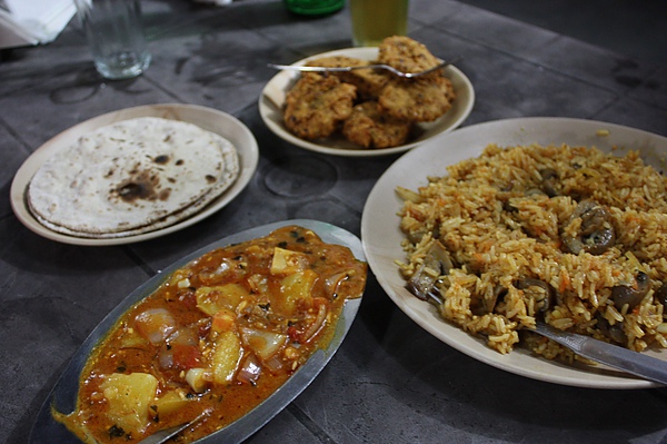 086 今天的晚餐Biryani燉飯+Pakore炸蔬菜餅+Chapati +Tomato onion curry.JPG