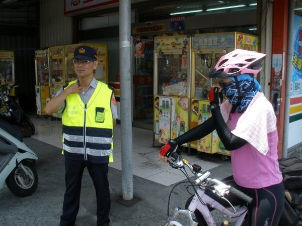 即將告別東港,準備趕路,在轉角我問阿SIR,怎麼去墾丁,他指了指  問  你們從哪來 我說台北...他說,哦! 有錢有閒 才騎車跑   我一個昏咧   啊他要不是心情不好  被長官盯  要不然就是勇氣被生活壓力吞食了    我們知道總是會回到現實生活的押   只是  這14天 我們也只想暫時  選擇忘記現實   試著拾回年少的勇氣   創造一些老時的回憶....JPG