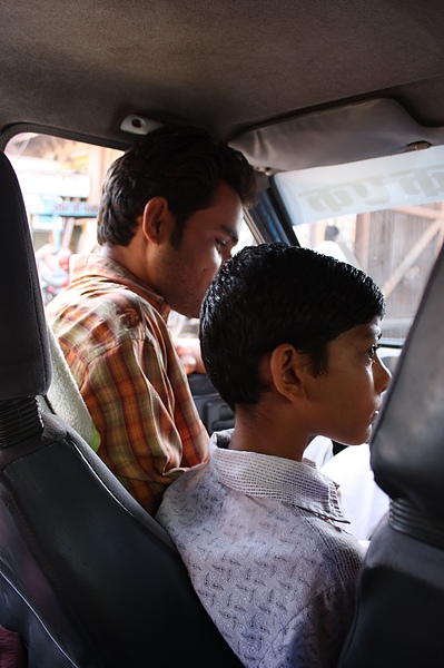 002 準每啟程前往參觀Jodhpur 郊區的Vishou village. Zafran親自開車載我們, 以及擔任導遊的Mr. Mongo, 和伴遊先生Sonar(11歲小男孩).JPG