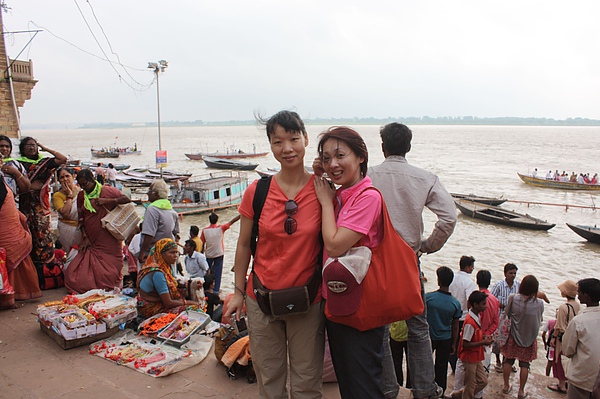 002-1 R&A在恆河河畔MANMANDIR GHAT.JPG