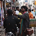 012-1 印度人的隨性，隨處可見，街邊騎著摩托車，騎累了，稍作休息，也可以來掏個耳朵。.JPG