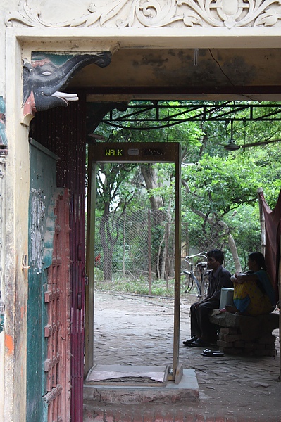 008-1 Mochan Temple 入口處安檢門，經過會嗶嗶叫.JPG