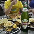 041在月光下恒河邊飽食正統印度餐Thali+正統印度啤酒(Kingfisher 唯一印度的國產酒).JPG