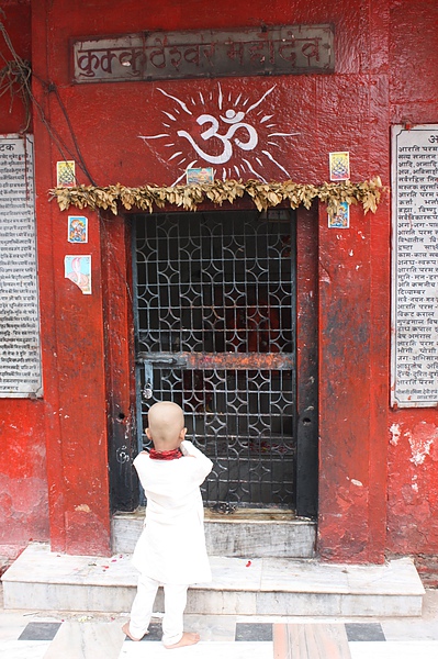 009-3 宗教是印度人的一種生活方式，從小孩對神的祈拜，可以感受的到.JPG