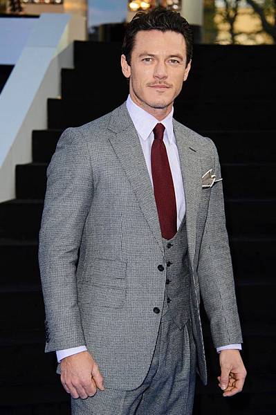 luke-evans-uk-premiere-fast-and-furious-6-04.jpg