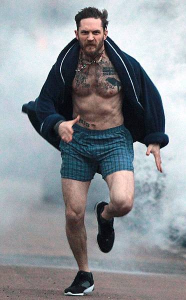 rs_634x1024-140224152554-634.tom-hardy-jogging-shirtless.ls.22414.jpg