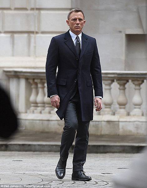 Spectre-shooting-Craig-in-Whitehall-May-30.jpg