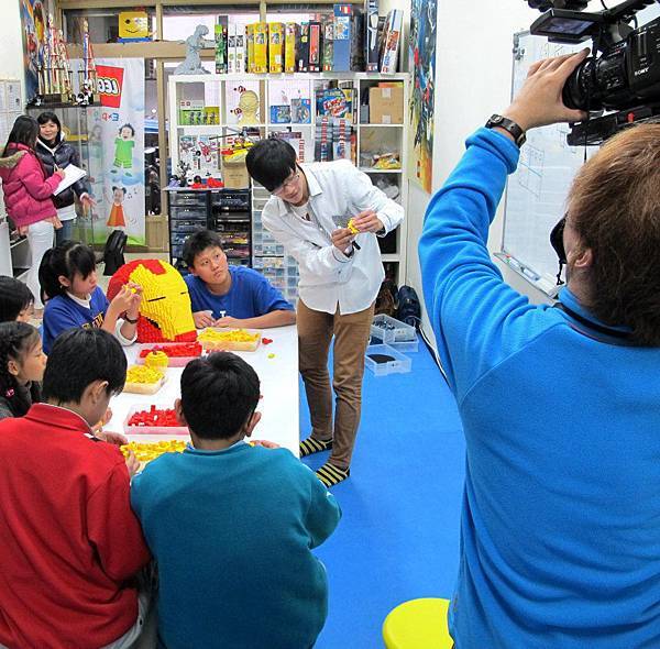 20150204-寰宇新聞專訪手創兒童樂高機器人教室 (8)