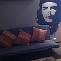沙發與切 格瓦拉(Che Guevara)壁畫