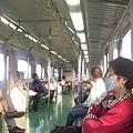 一大清早電車上，滿是睡意的人群