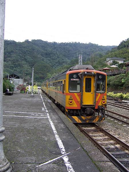 內灣的復興柴油電車離站貌