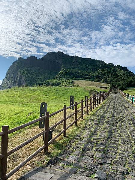 LINE_ALBUM_Day2-濟州露營車早餐、城山日出峰_230629_35.jpg