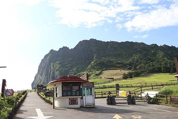 LINE_ALBUM_Day2-濟州露營車早餐、城山日出峰_230629_133.jpg