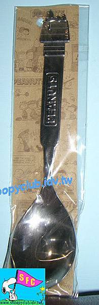 Snoopy躺在狗屋湯匙