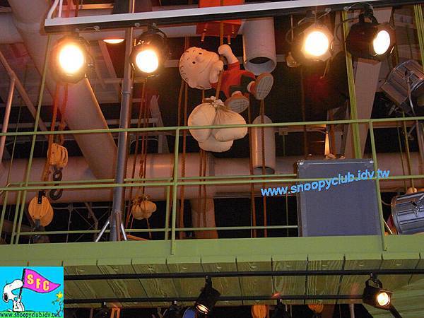 誰誰誰~吊在半空中~毯子呢??