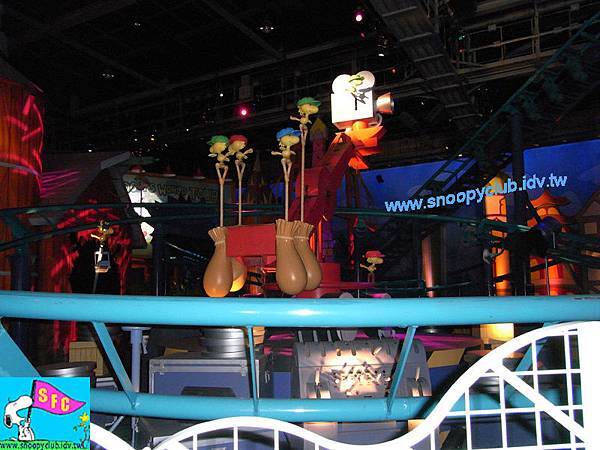 室內迷你雲霄飛車的動態軌道